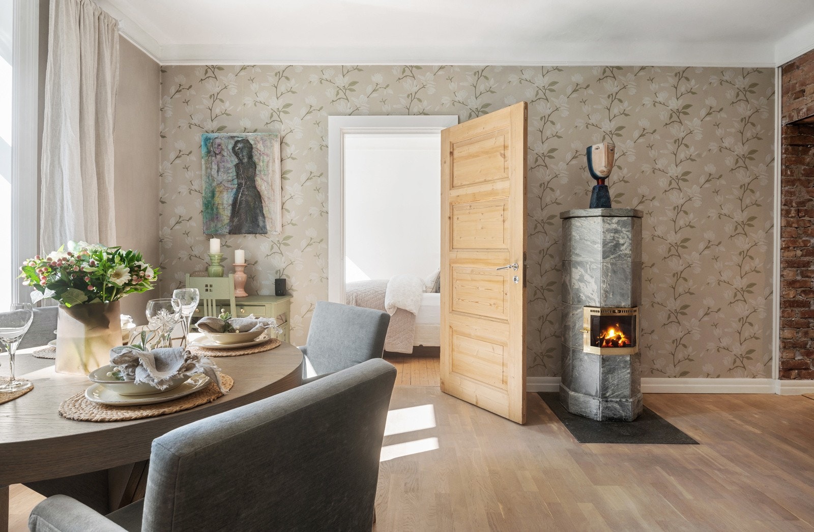 Første etasjen består av to soverom, bad, stue, entré/gang og kjøkken. Galleribilde