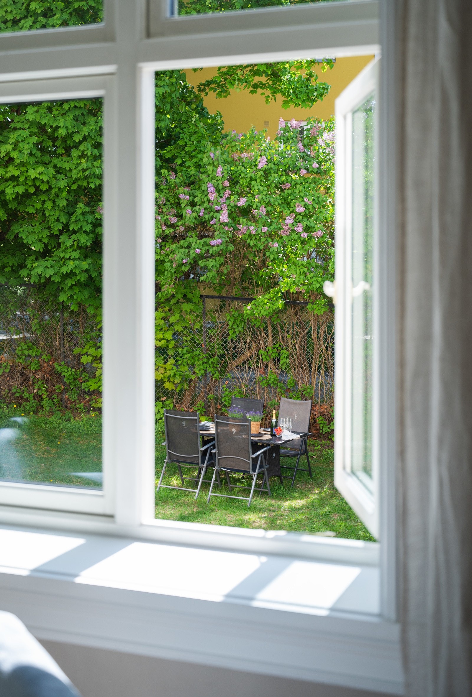 Rett utenfor har du tilgang på det flotte gårdsrommet - her kan du spise middag ute, grille, sole deg og slappe av. Galleribilde