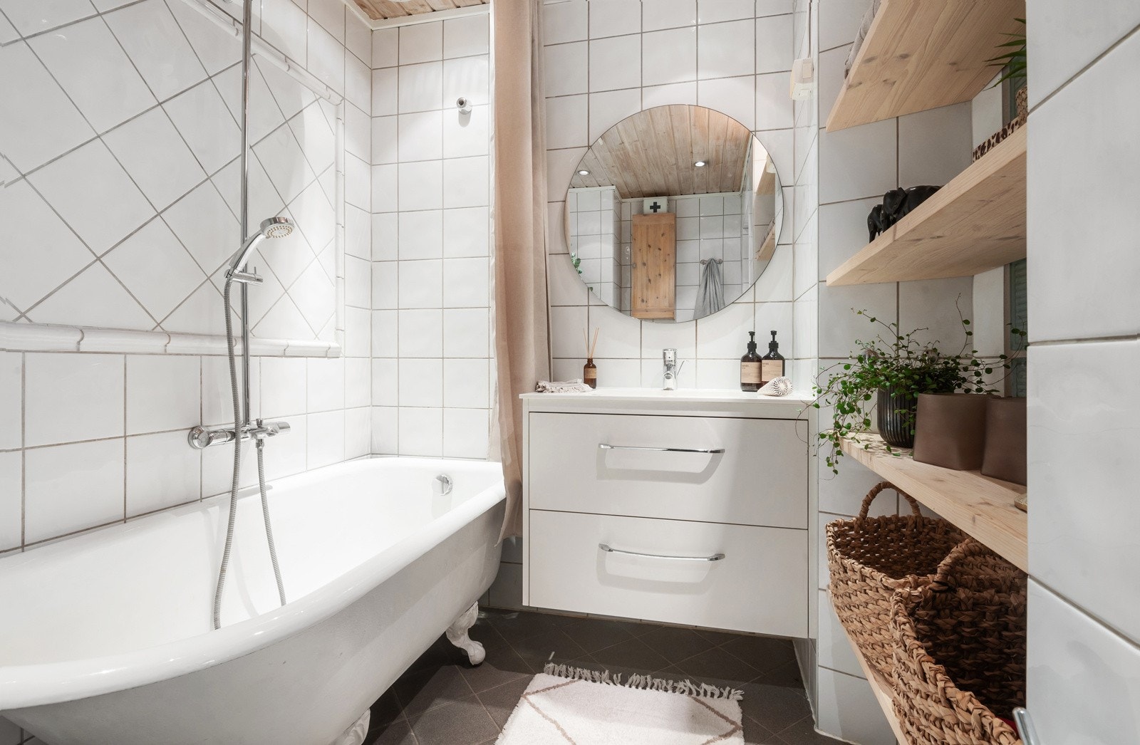 Møblene på badet er tegnet og laget av møbelsnekker. Galleribilde