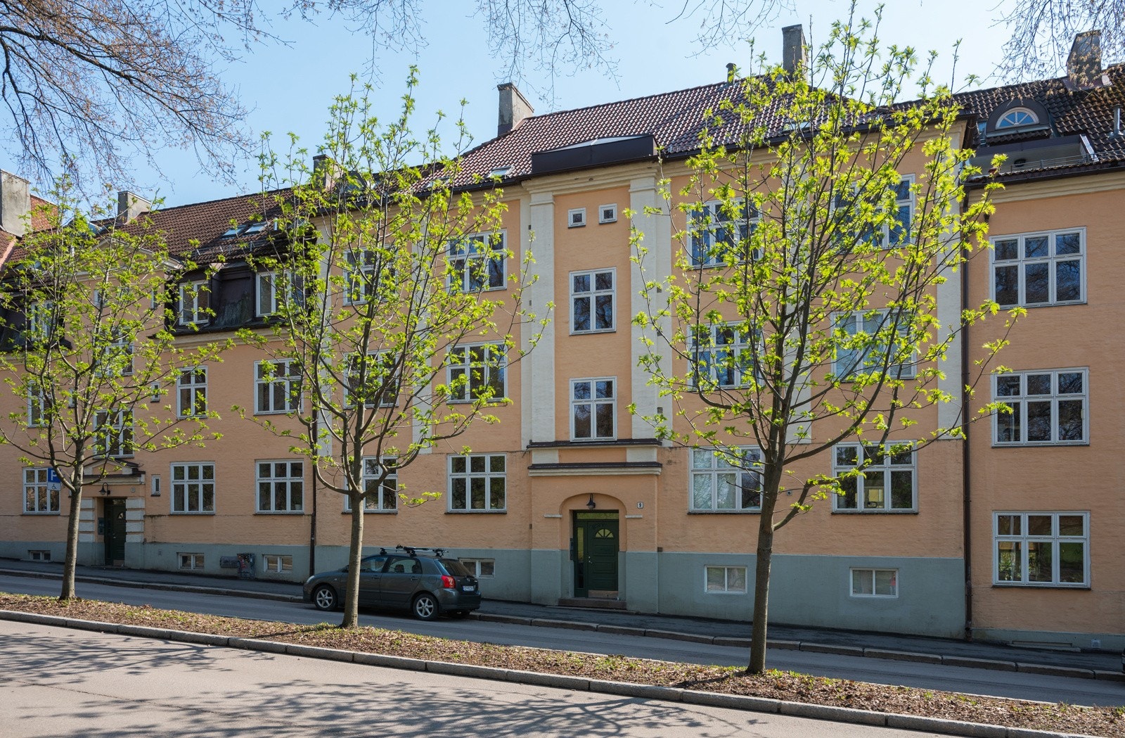 Fasade - det er inngang både fra gårdsrom og gate. Galleribilde