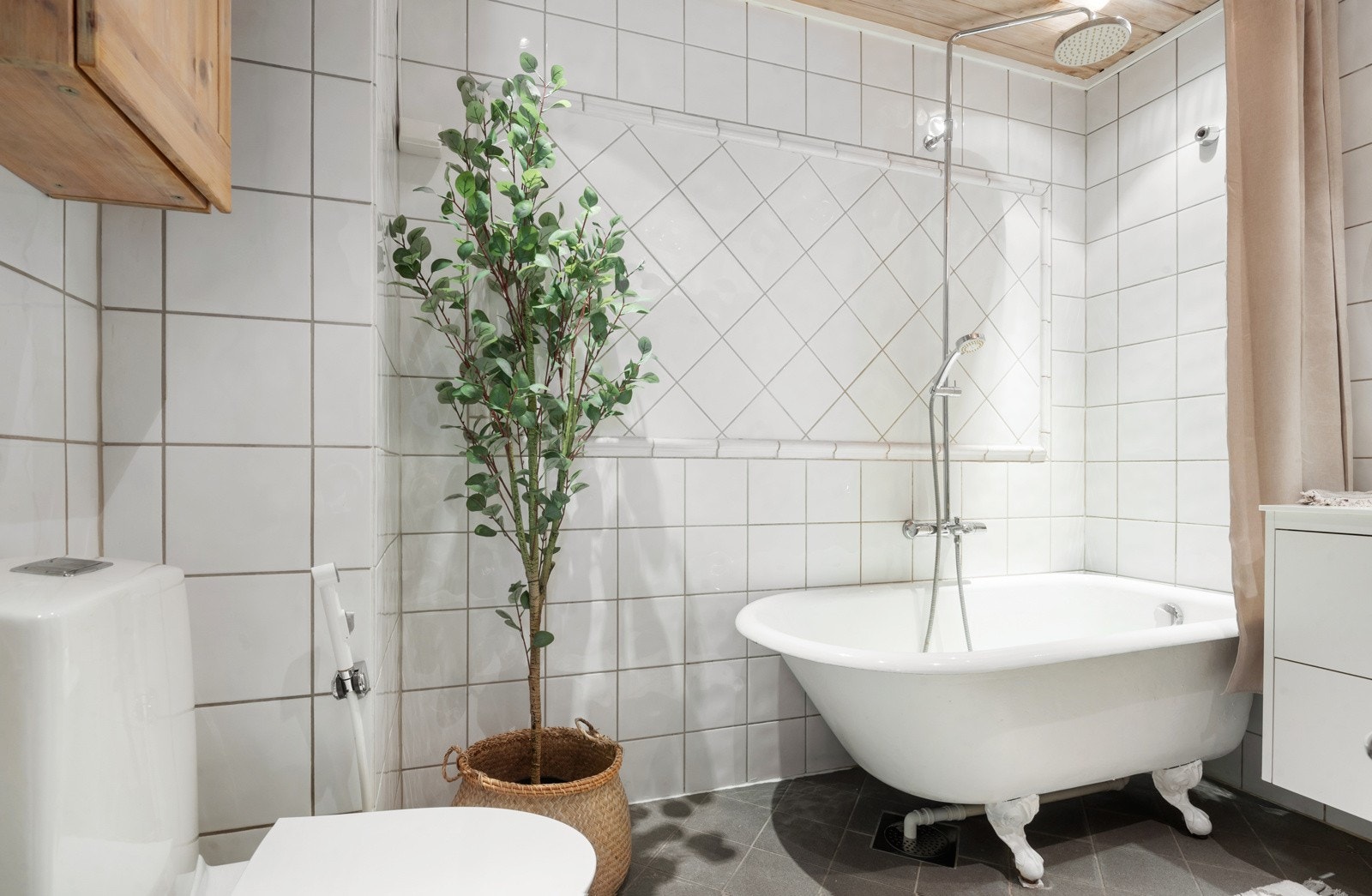 Badet er av fin størrelse med innredninger, toalett, oppbevaring og badekar. Galleribilde