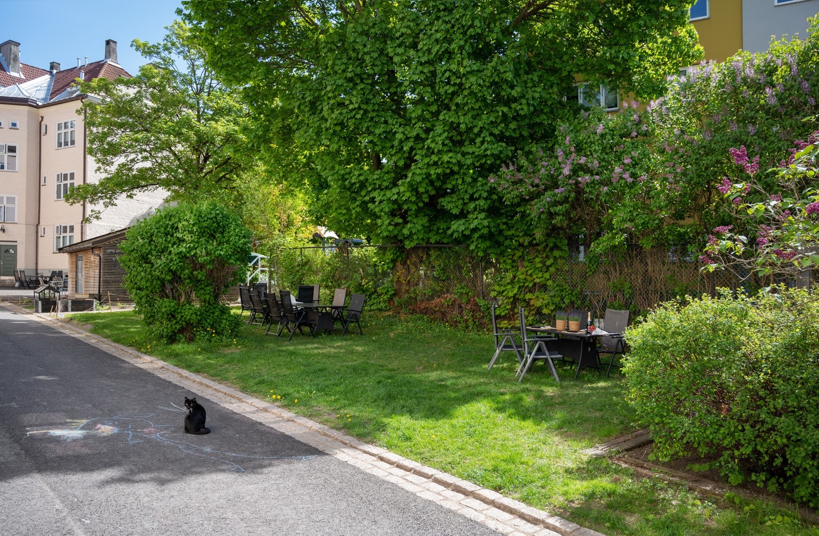Det er årlige sommerfester i bakgården. Det er flere griller som blir brukt flittig. Da barna var små dekket eierne opp til langbord for bursdager. Til glede for store og små! Galleribilde