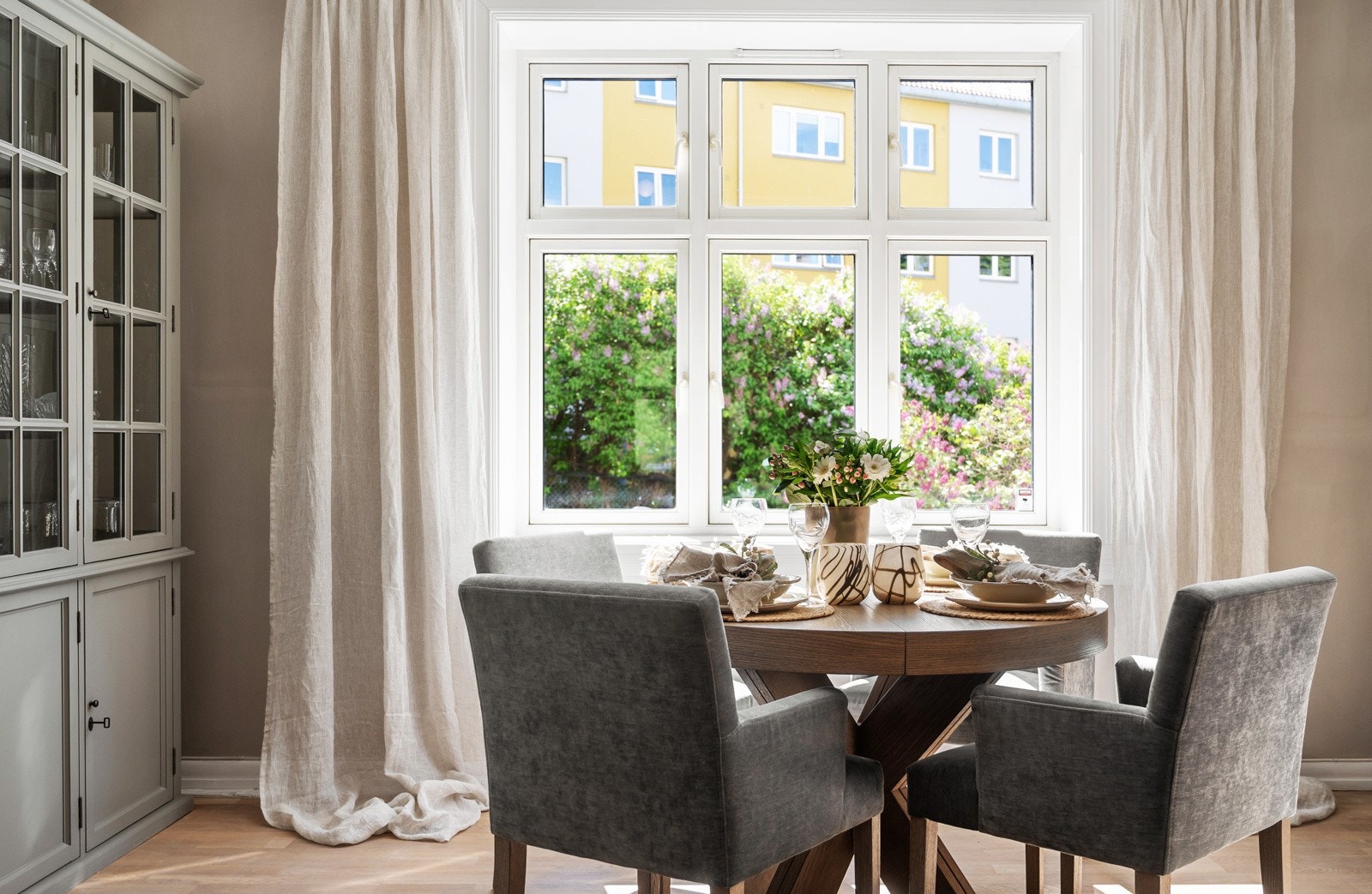 Store, brede vindusflater og svært god takhøyde bidrar til en god romfølelse. Galleribilde