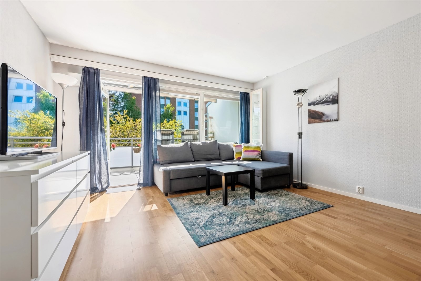 Leiligheten har en lys og romslig stue med plass til både sofa og spiseseksjon. Galleribilde