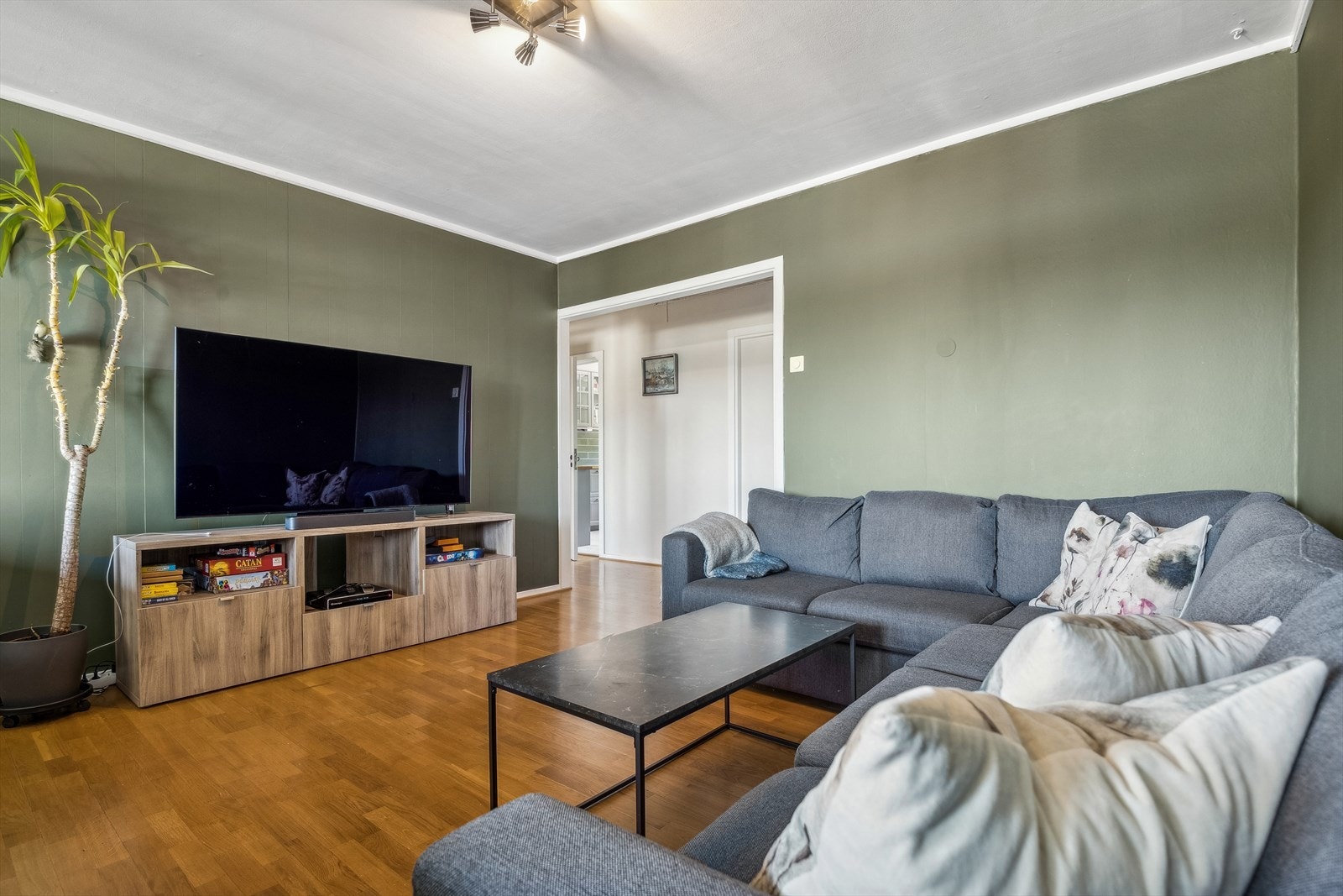 Stuen har god plass for en sofagruppe, TV-seksjon og et spisebord. Galleribilde
