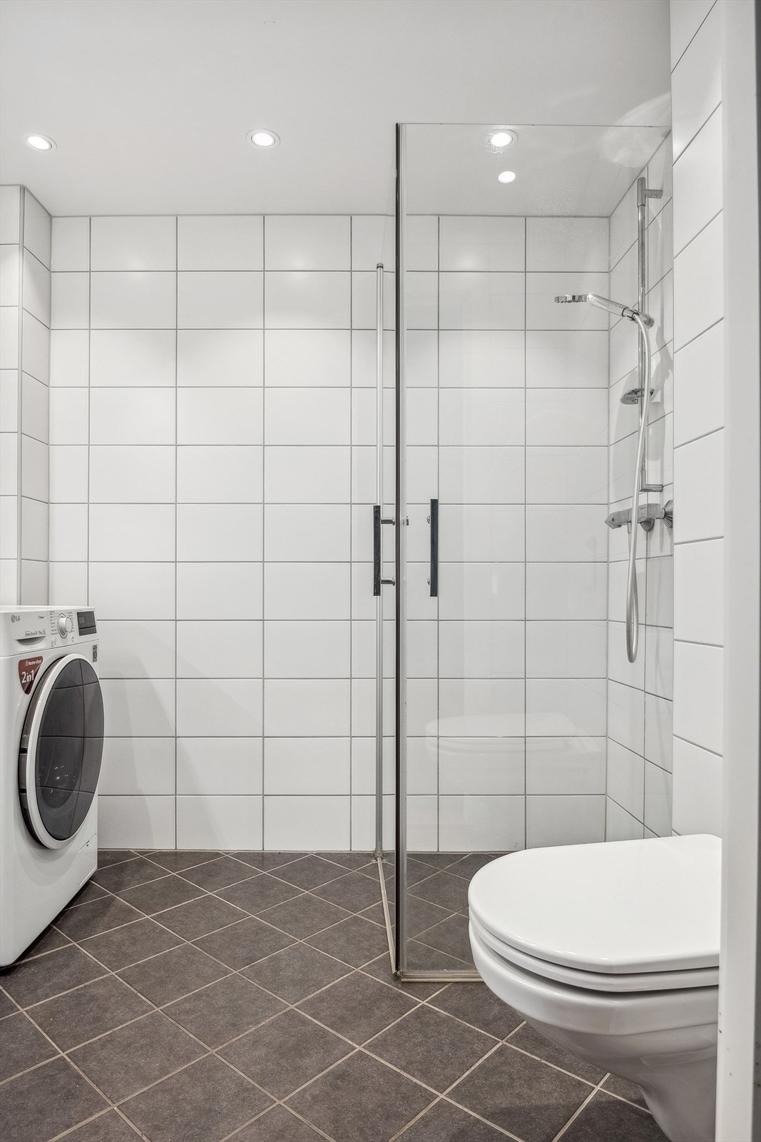 Badet er elegant og nylig oppusset av borettslaget i 2018. Galleribilde
