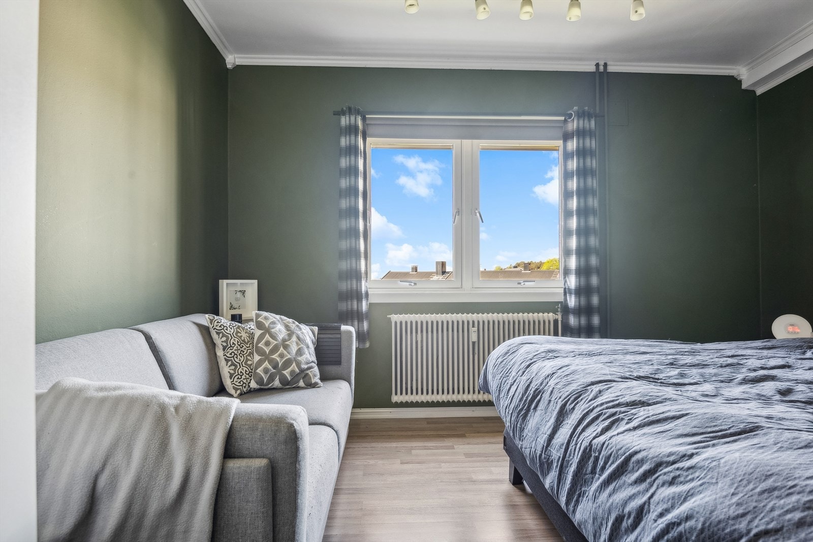 Hovedsoverommet har god plass til dobbeltseng, nattbord, garderobe m.m. Galleribilde