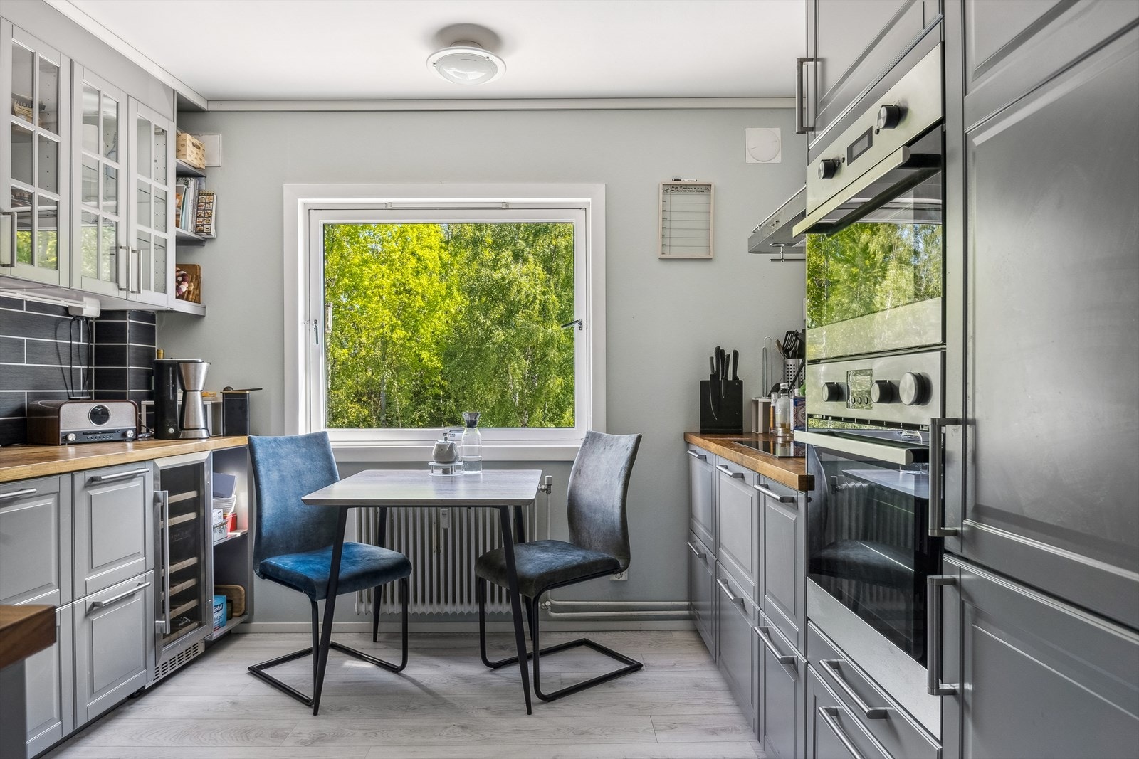 Det er plass til et spisebord ved vinduet. Galleribilde