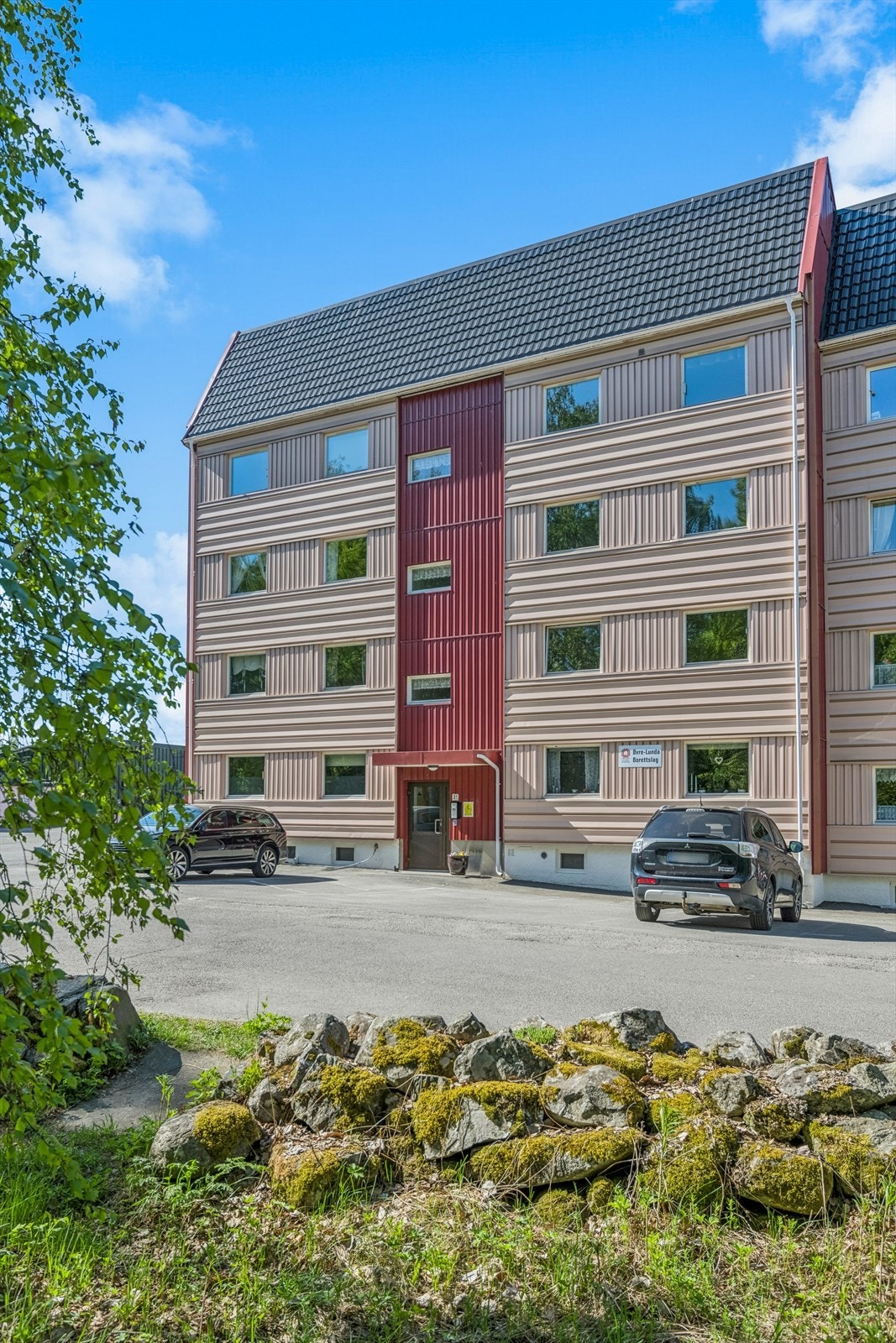 Her bor du i et godt etablert og barnevennlig område rett i utkanten av Hamar sentrum. Galleribilde