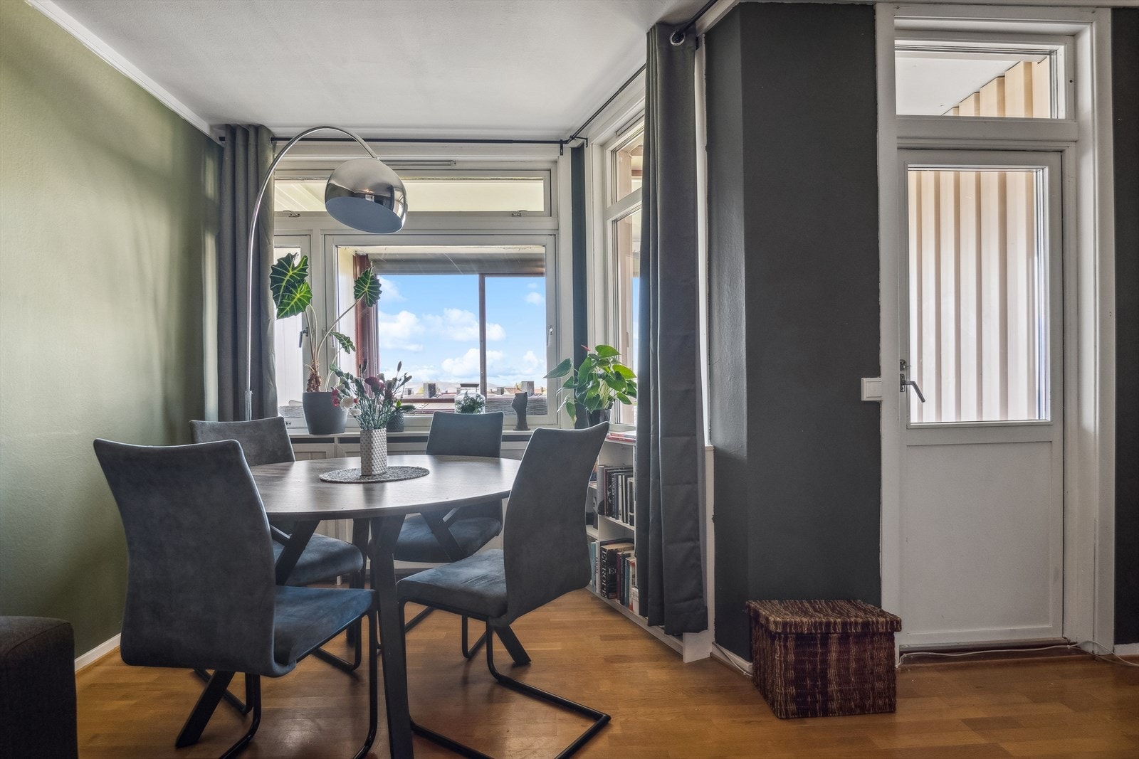 Store vinduer sørger for et flott lysinnfall. Galleribilde