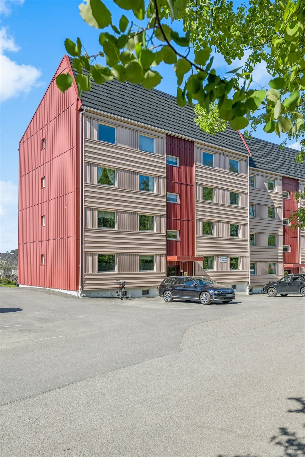 Det er godt med parkeringsmuligheter på borettslagets eiendom. Galleribilde