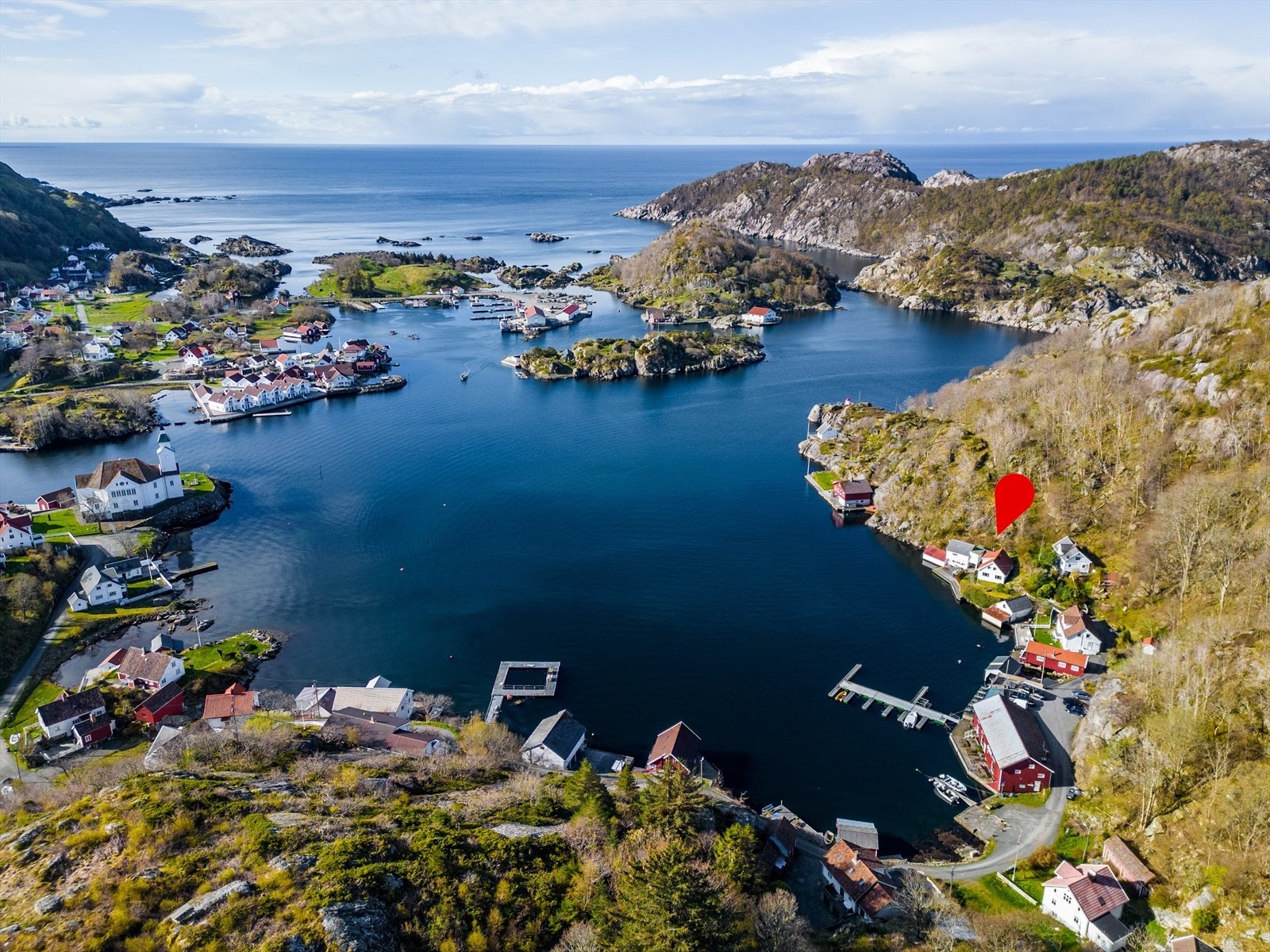 Eiendommen ligger i Kirkehamn på vestsiden av den vakre øya Hidra i et beskyttet havneområde. Galleribilde