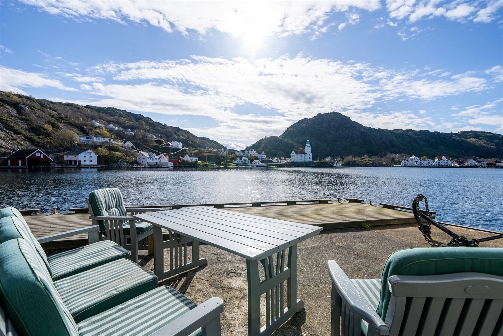 Nyt idylliske omgivelser med panoramautsikt over sjøen, omkranset av sjarmerende bebyggelse og majestetisk natur. Galleribilde