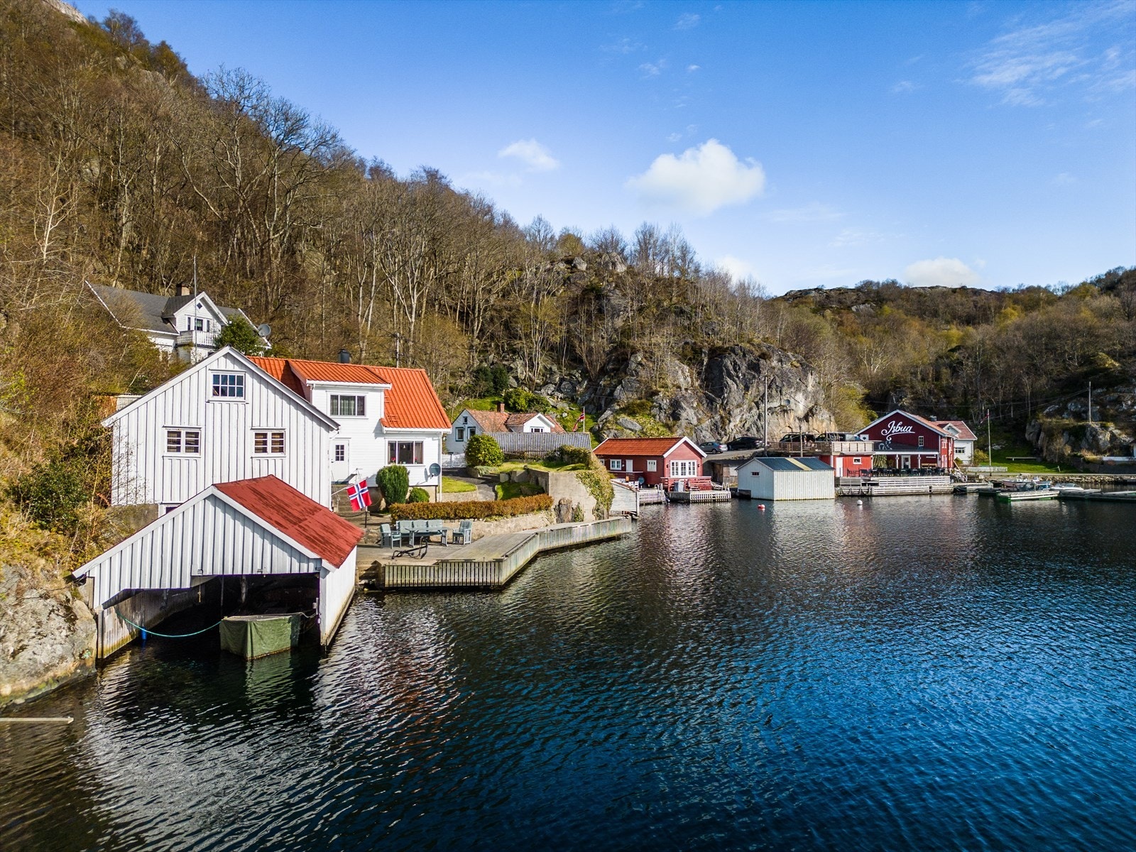En kort spasertur unna ligger den populære restauranten 'Isbua'! Galleribilde