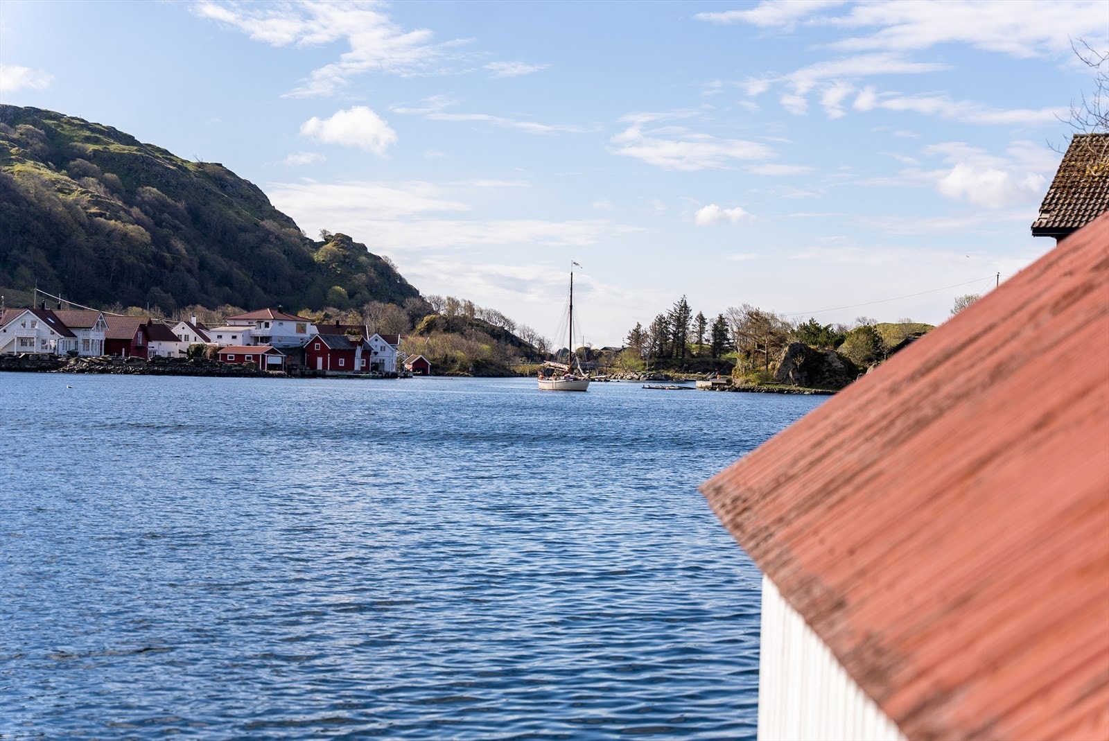Herlig sjøutsikt med båtliv og naturskjønne omgivelser, perfekt for rekreasjon og livsnytelse. Galleribilde