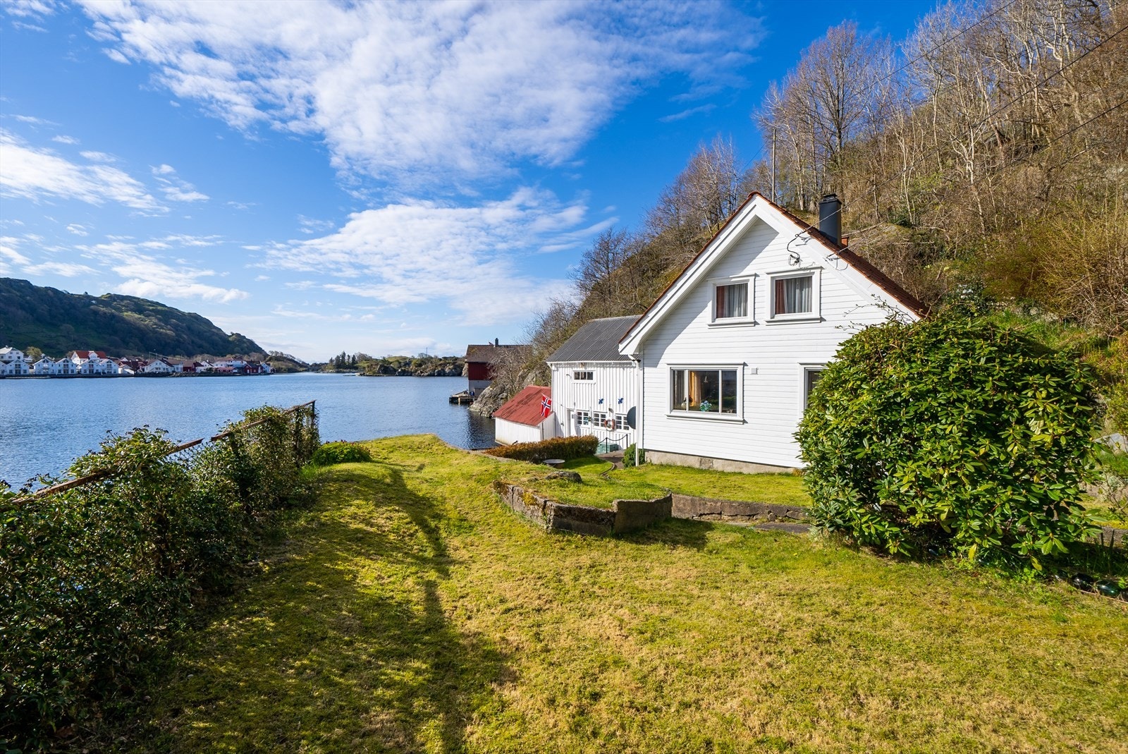 Velholdt hage med plen og prydbusker. Galleribilde