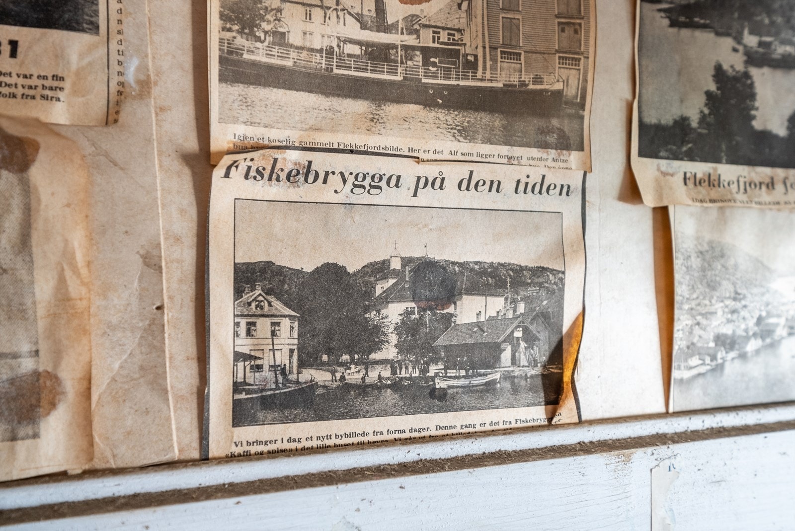 Historisk sjarm; Gammelt avisutklipp viser byens rike kulturarv og tradisjoner. Galleribilde