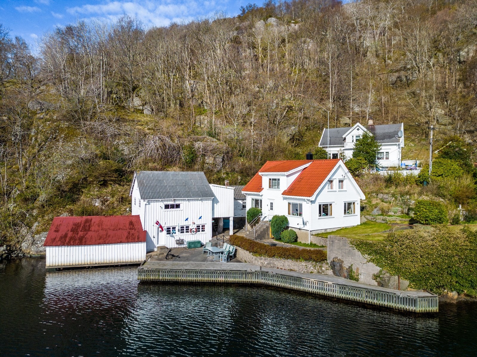 Velkommen til Reinferdalsveien 41; Sjarmerende eiendom ved sjøen med privat brygge, bod og båtnaust! Galleribilde