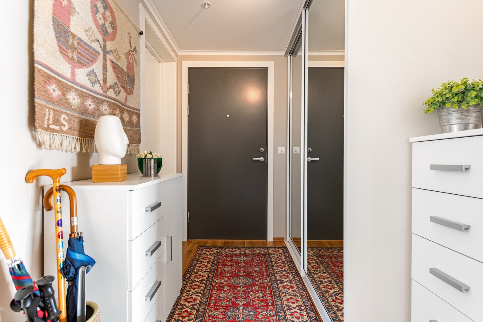 Deilig lys entrè med skyvedørsgarerobe med speil gir et ryddig førsteinntrykk for de som kommer på besøk! Galleribilde
