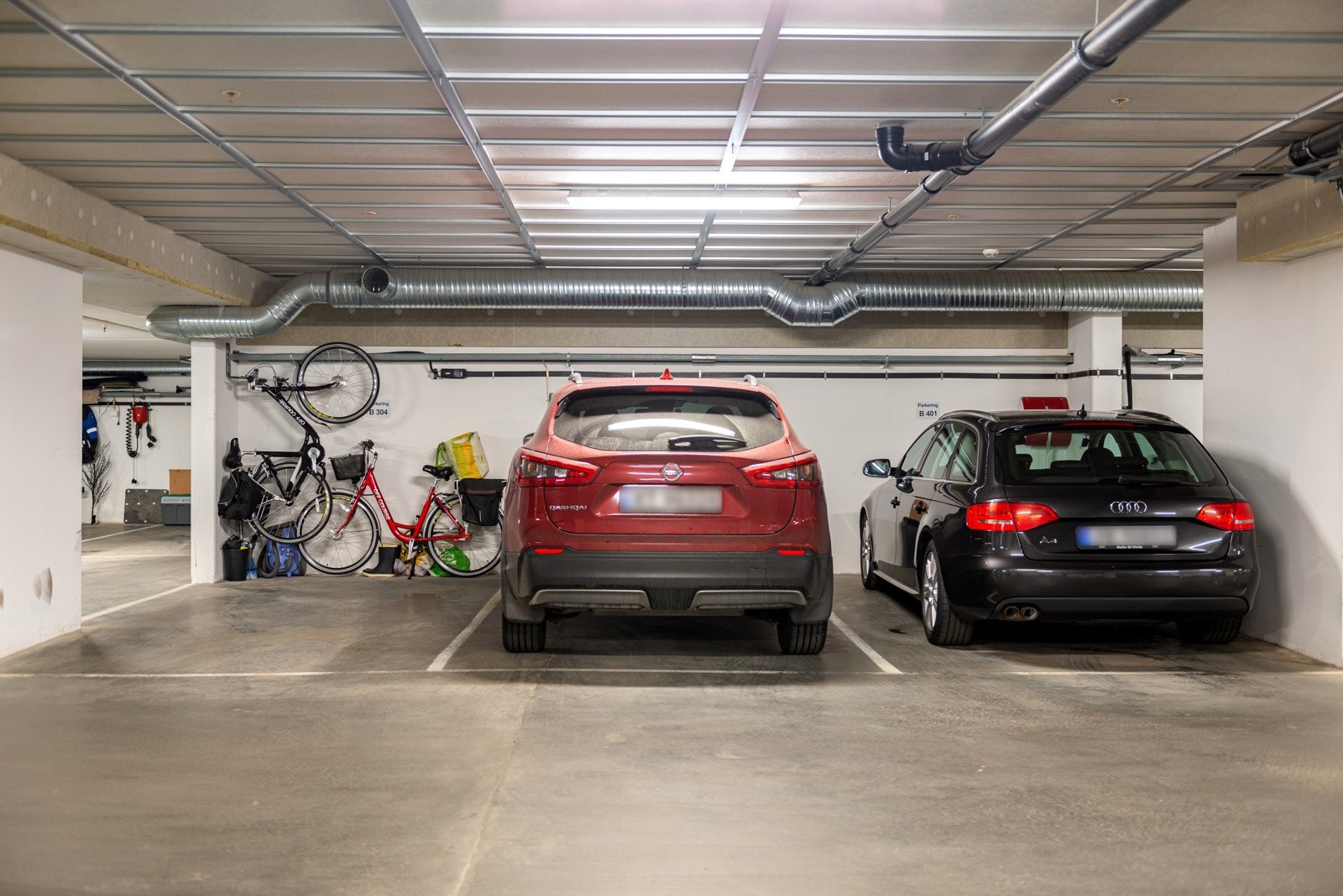 Garaskeplass tilhørende leiligheten ( plassen i midten). Opplegg til elbillader. Galleribilde
