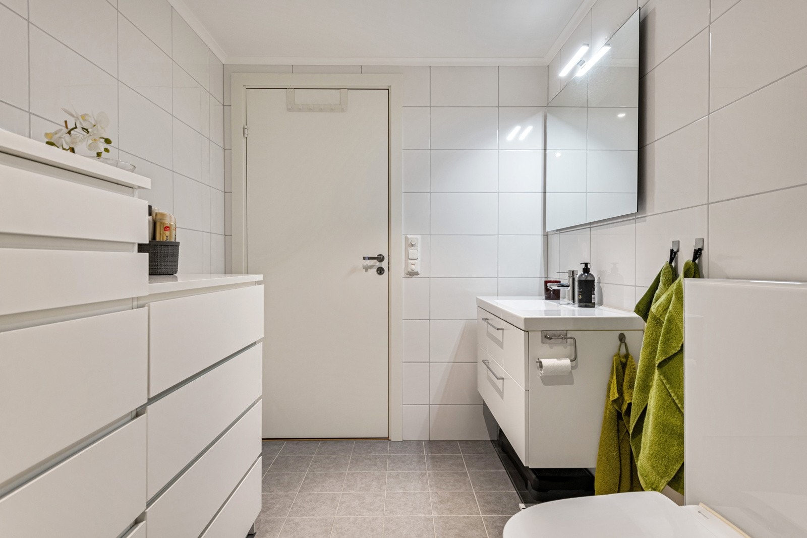 Delikat bad med fliser på gulv og vegg. Galleribilde