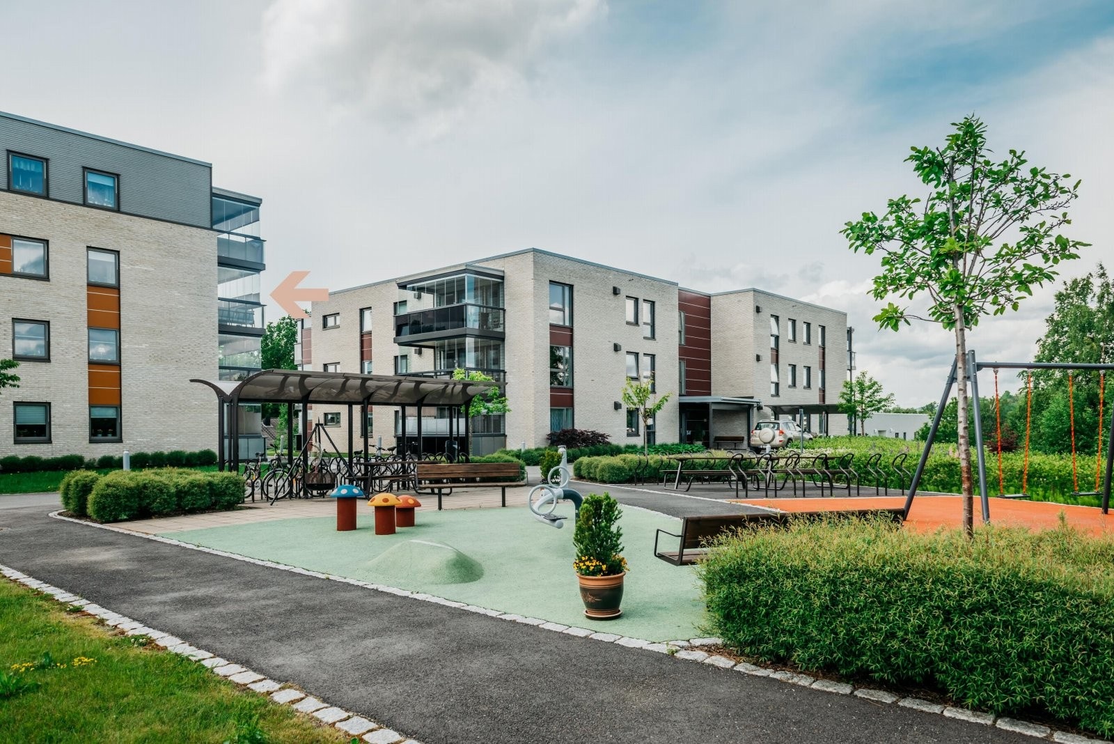 Borettslaget har etablert meget fine uteområder med plener og asfalterte veier og stier. Praktisk sykkelparkering under tak, moderne lekeplass og fint sitteområde med benker for felles bruk. Galleribilde
