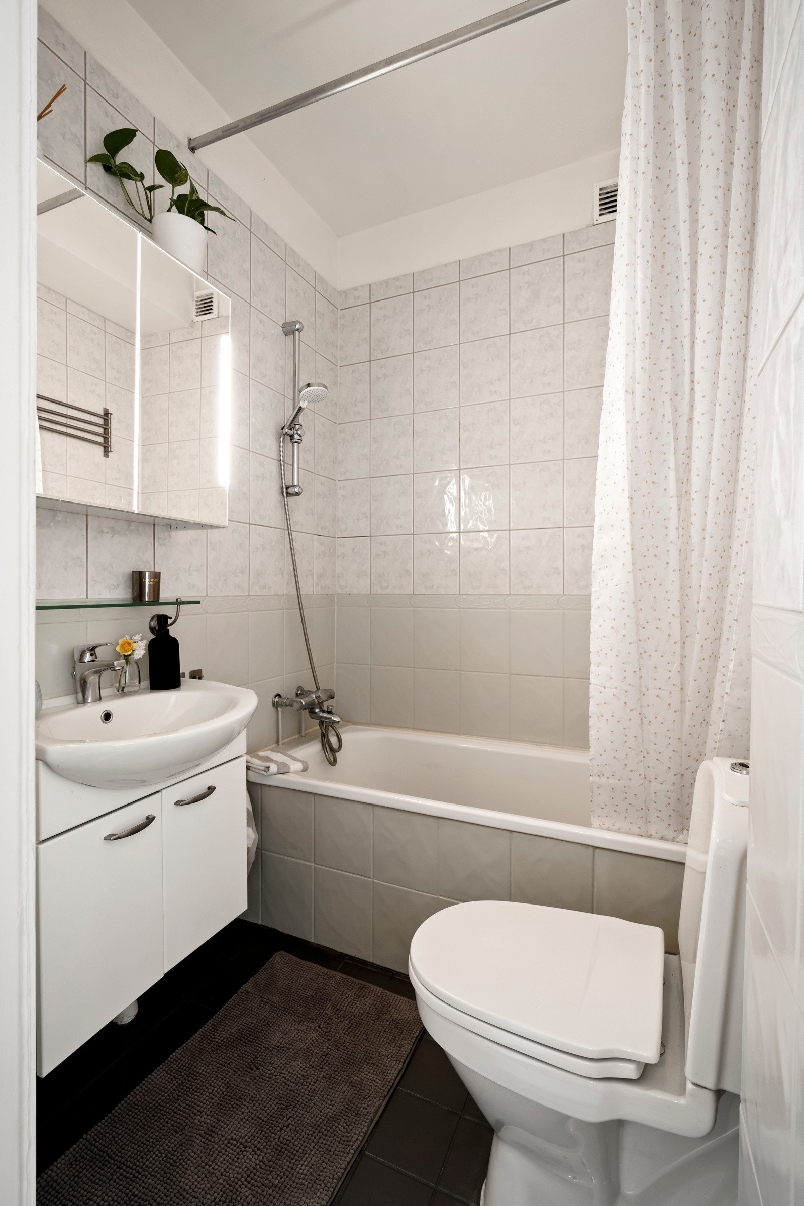 Helfliset bad med varmekabler i gulv. Galleribilde