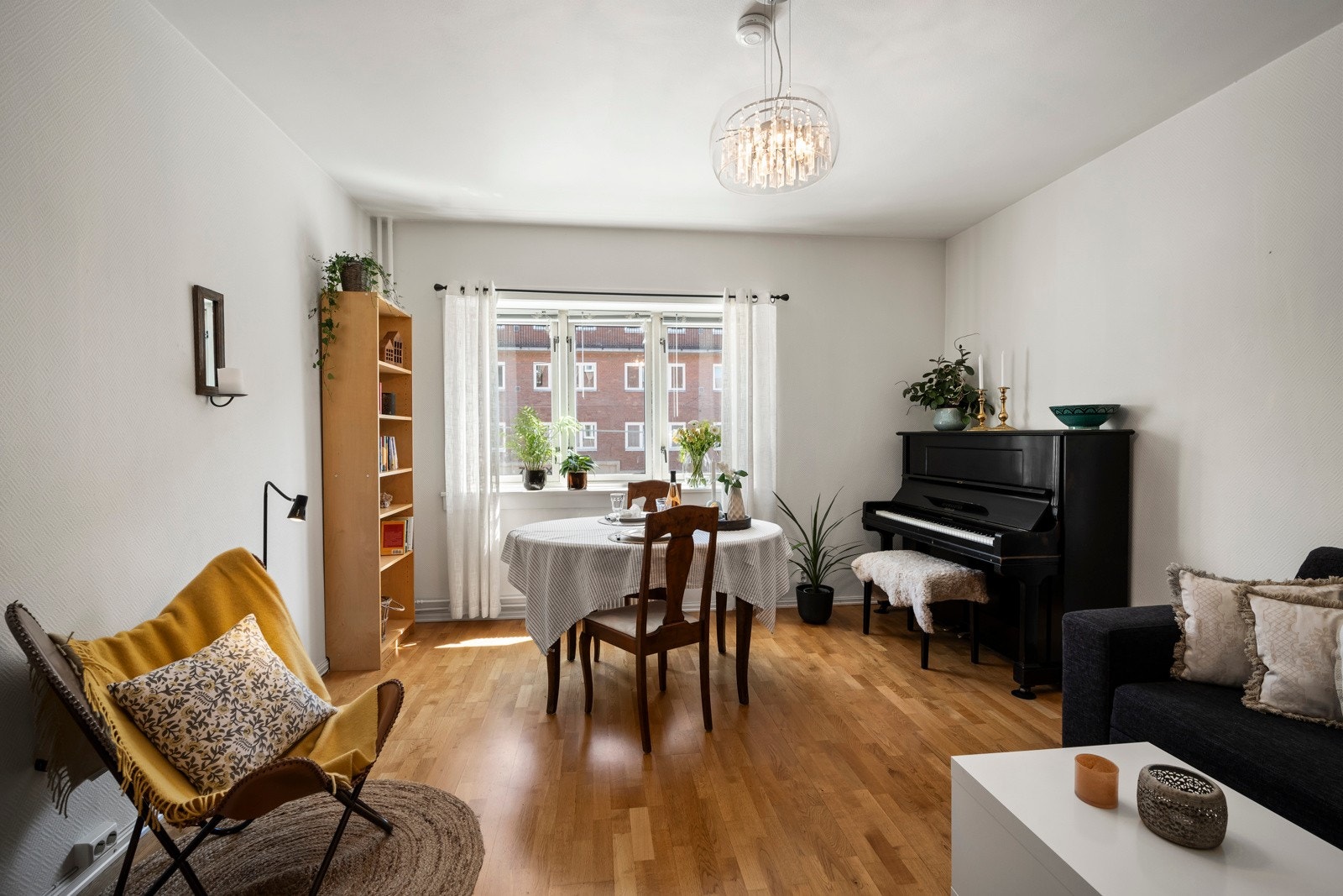 Leiligheten har en gjennomgående planløsning med mye naturlig lys og god størrelse på alle rom. Galleribilde