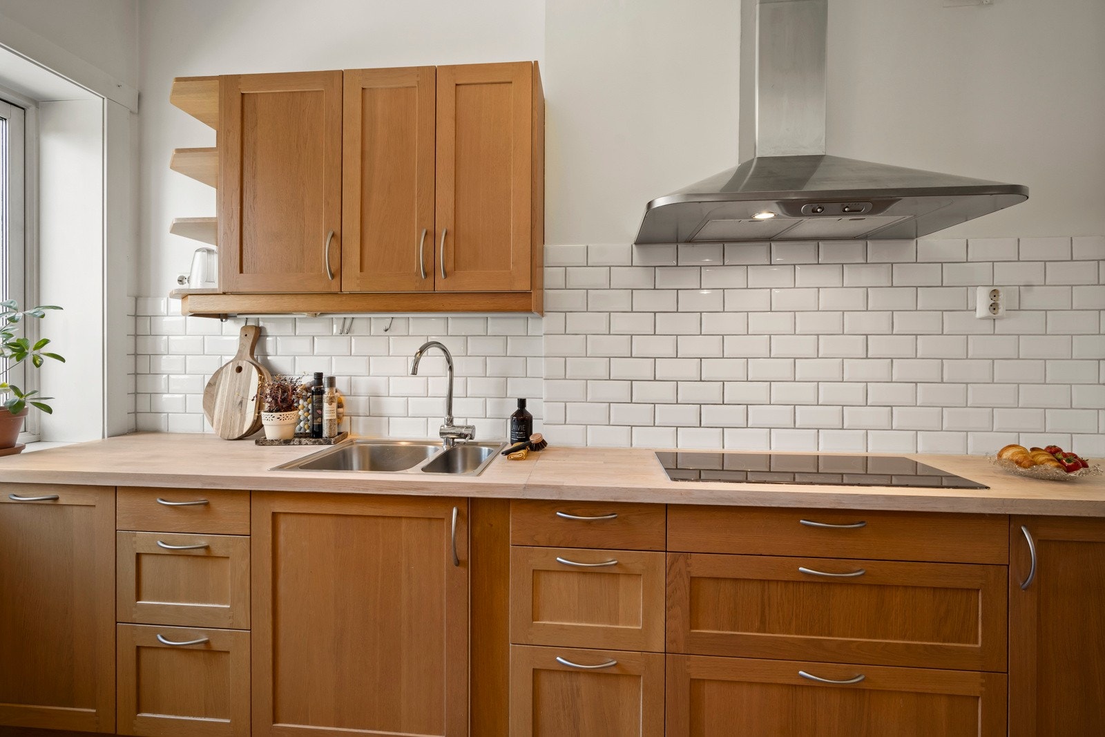 Integrerte hvitevarer med komfyr, kjøl - og fryseskap. Galleribilde