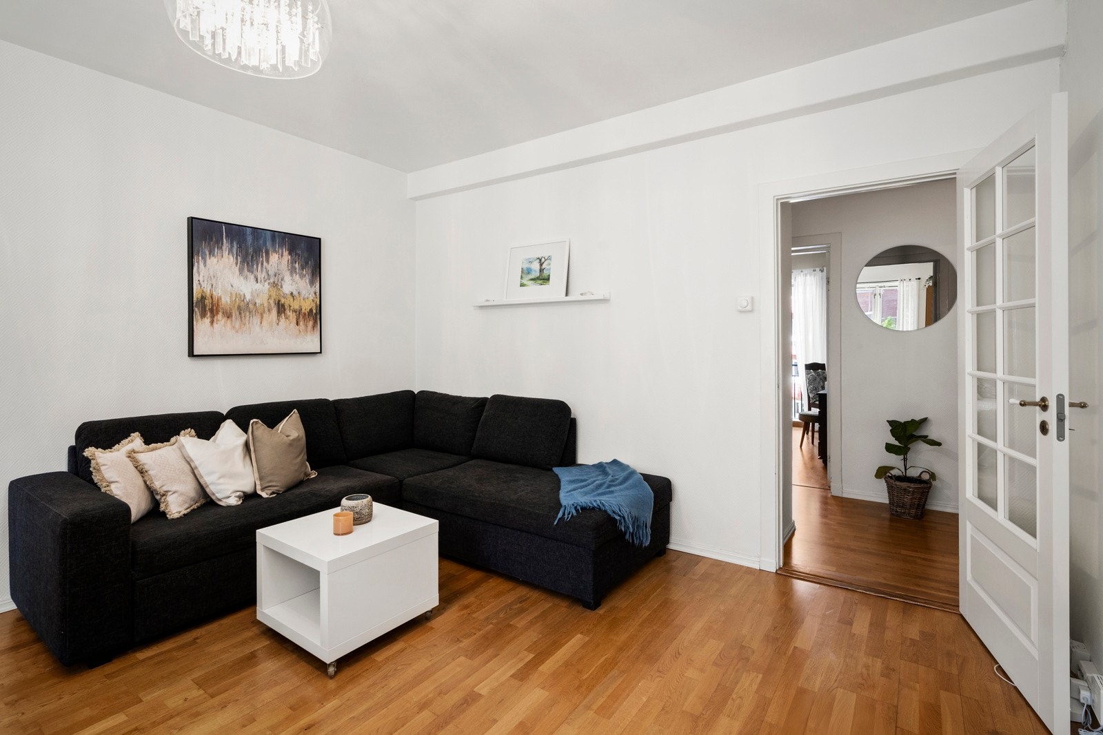 God plass til sofagruppe og egen spisestuedel. Galleribilde