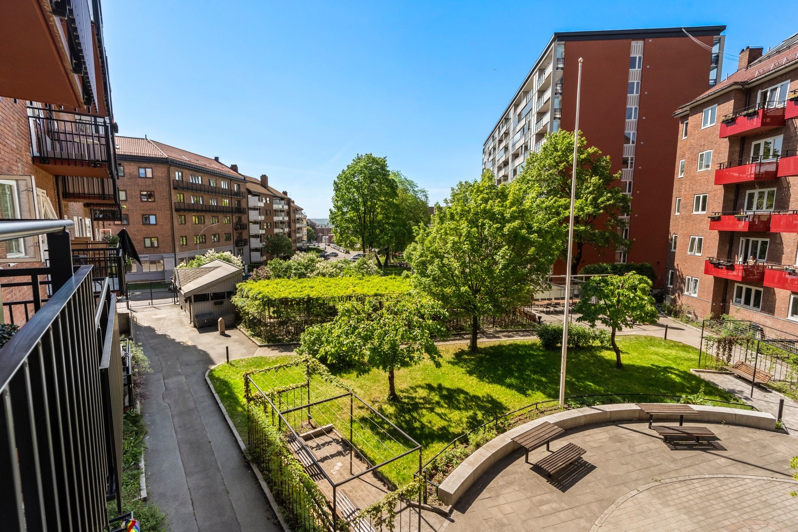 Utsyn fra balkong over pent opparbeidet bakgård Galleribilde