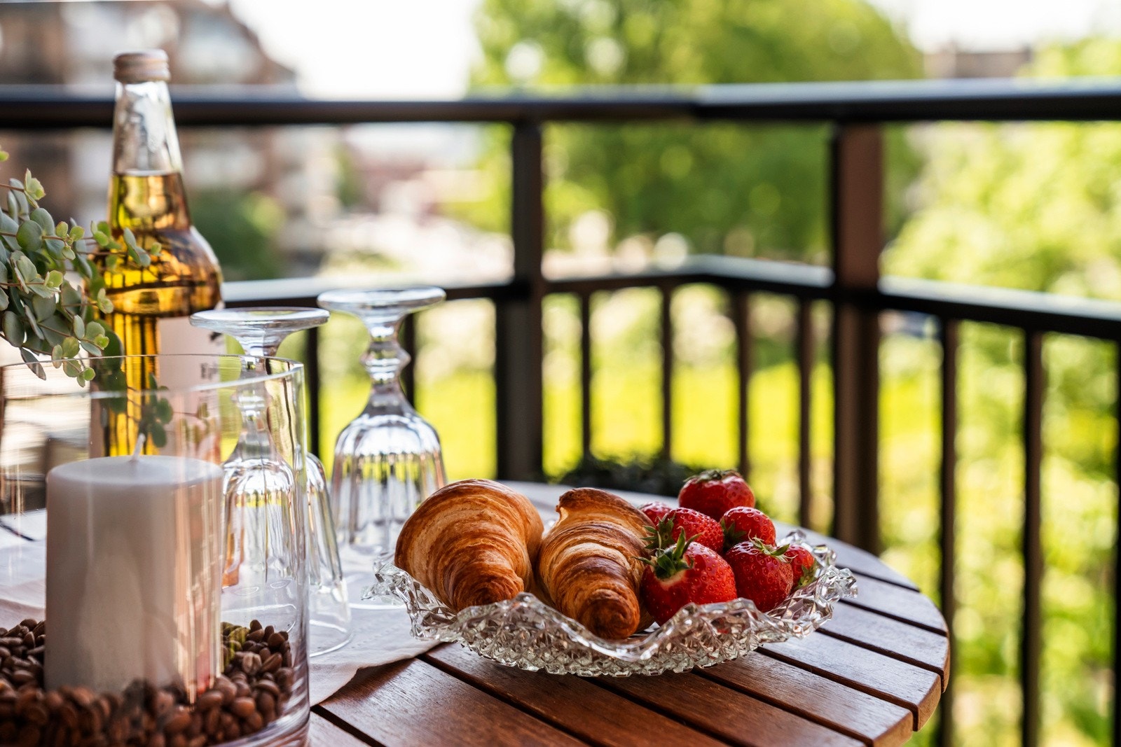 Balkong vender mot rolig og skjermet gårdsrom. Galleribilde