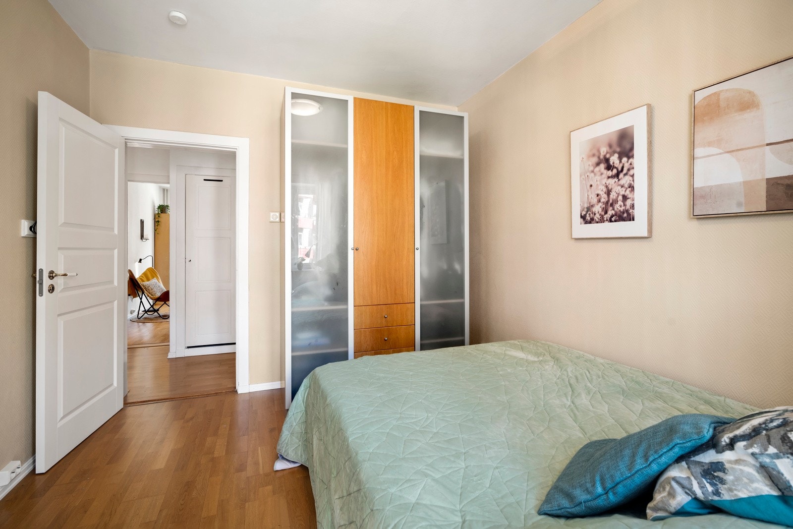 Godt soverom med plass til seng, nattbord og oppbevaringsmøblement. Galleribilde