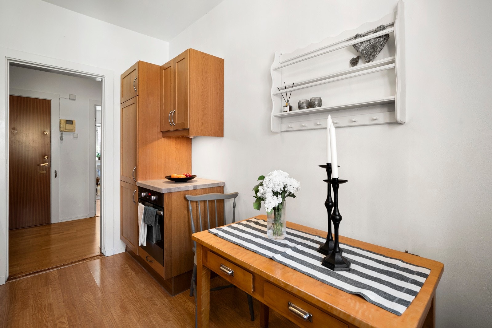 Praktisk kjøkken på eget rom med god plass til spiseseksjon. Galleribilde