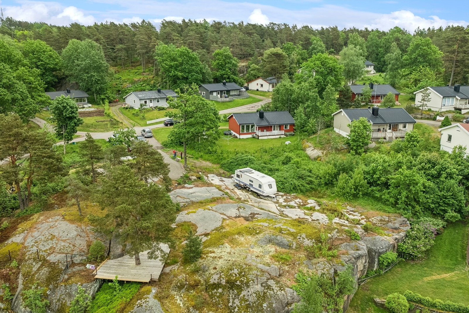 Tomten ligger med umiddelbar nærhet til sjøen og flotte tur- og rekreasjonsområder på Mågerø. Galleribilde