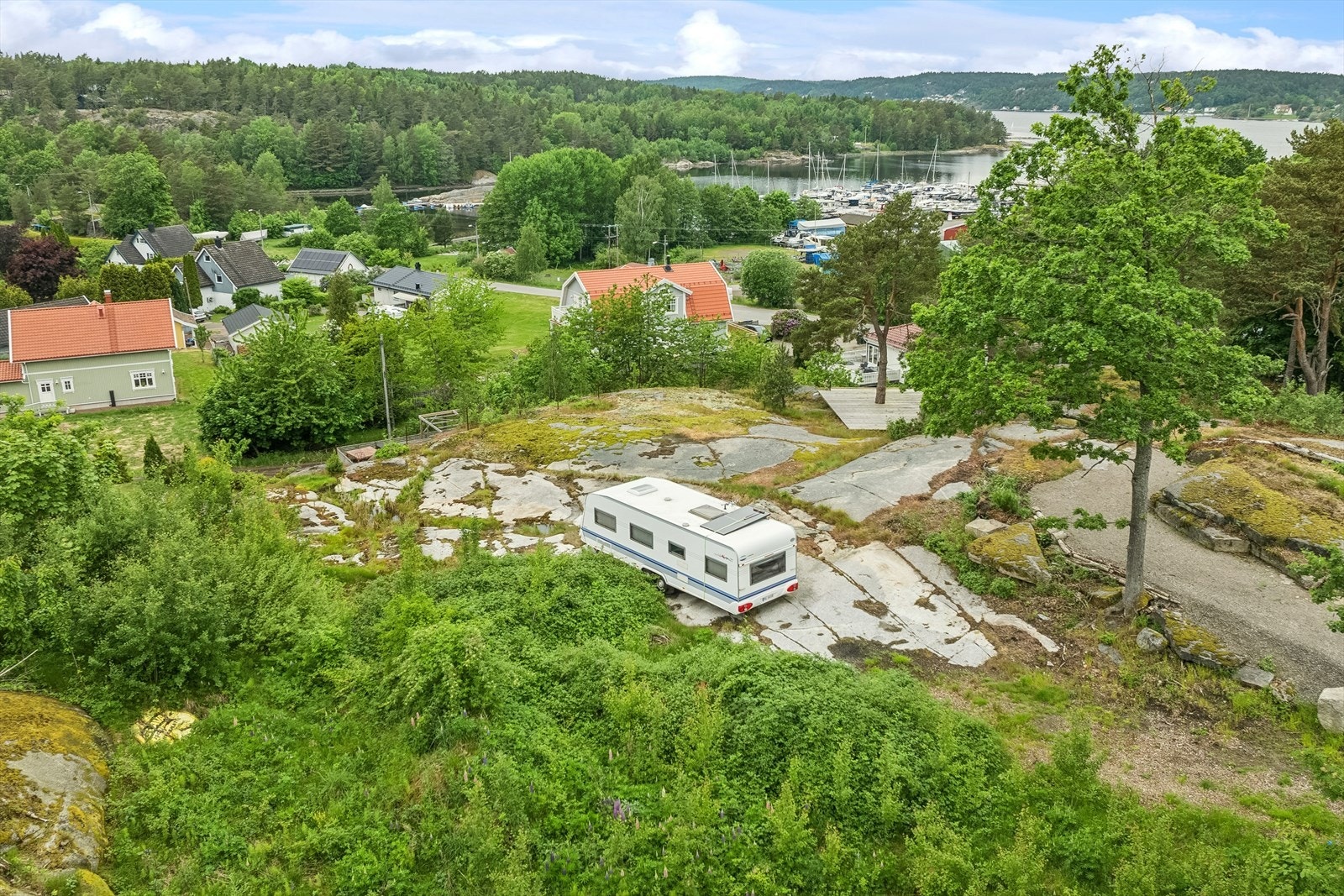 Flott utsiktstomt beliggende høy og fritt i terrenget med utsikt mot nord/vest over innseilingen til Vrengensundet Galleribilde
