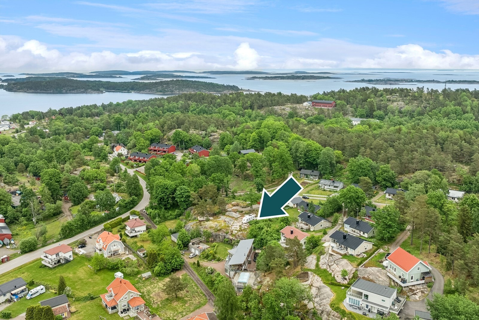 Tomten ligger meget solrikt til på en fjellhylle i koselige Mågerølia. Galleribilde