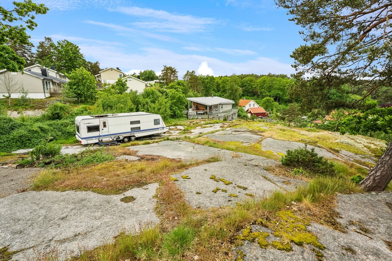 Tomten består av en lett skrånende, til del flat boligtomt på fjell/svaberg. Galleribilde