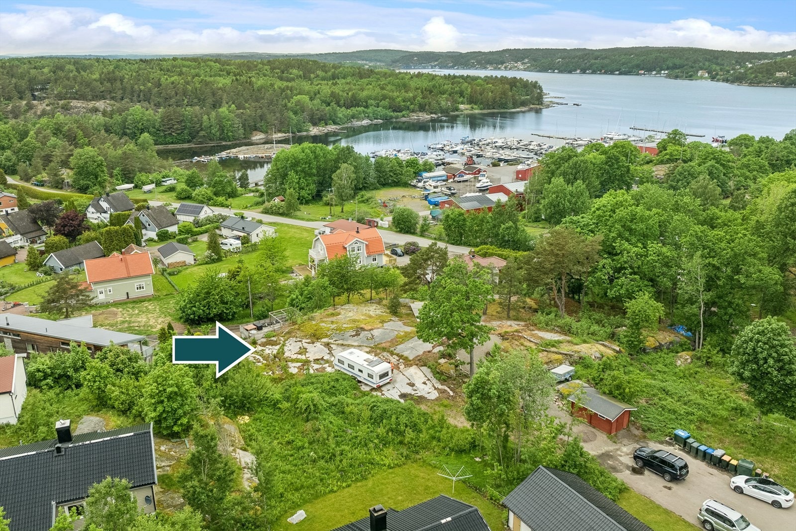 Flott utsiktstomt beliggende høy og fritt i terrenget med utsikt mot nord/vest over innseilingen til Vrengensundet Galleribilde