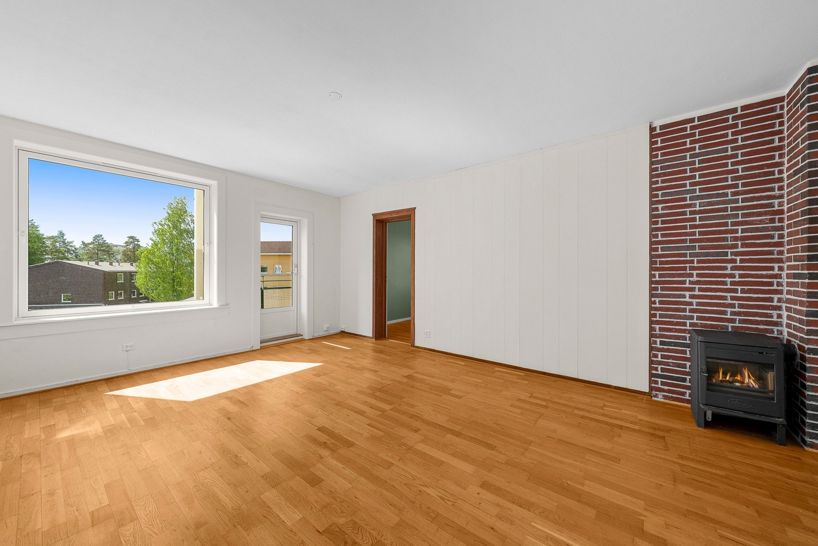 Stor vindusflate sørger for rikelig med naturlig lys. Videre er det trestavsparkett på gulvet og peis. Galleribilde