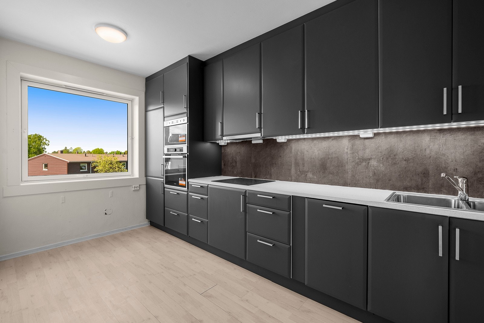 Kjøkken i eget rom som ble oppgradert i 2021. Galleribilde