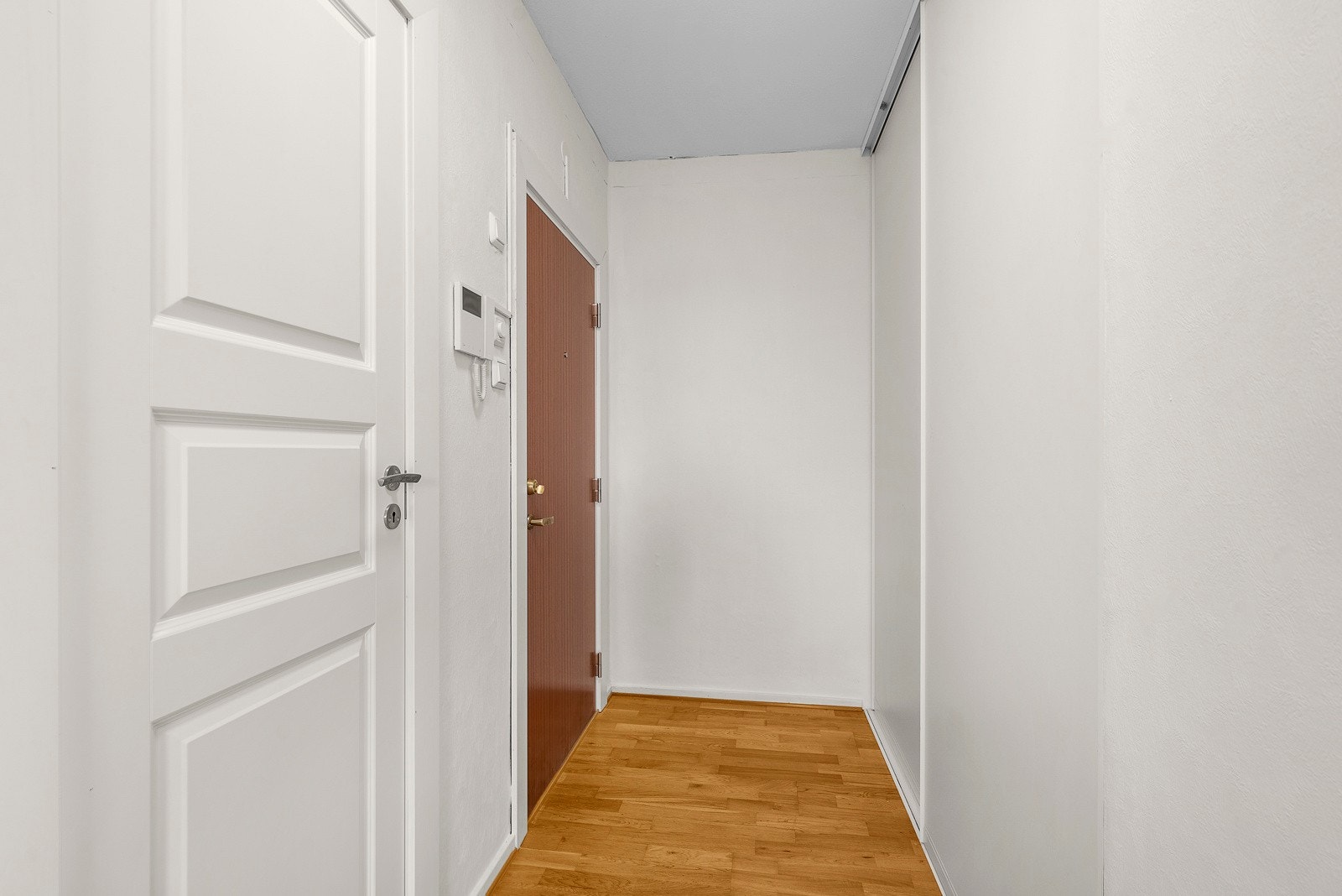 Entréen med skyvedørsgarderobe og callinganlegg. Galleribilde