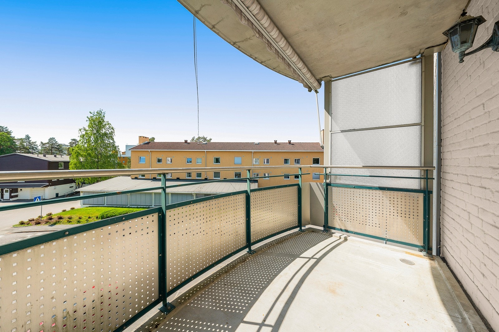 Overbygd sydvestvendt balkong i betongkonstruksjon, med adkomst fra stue, ca. 7 m². Galleribilde