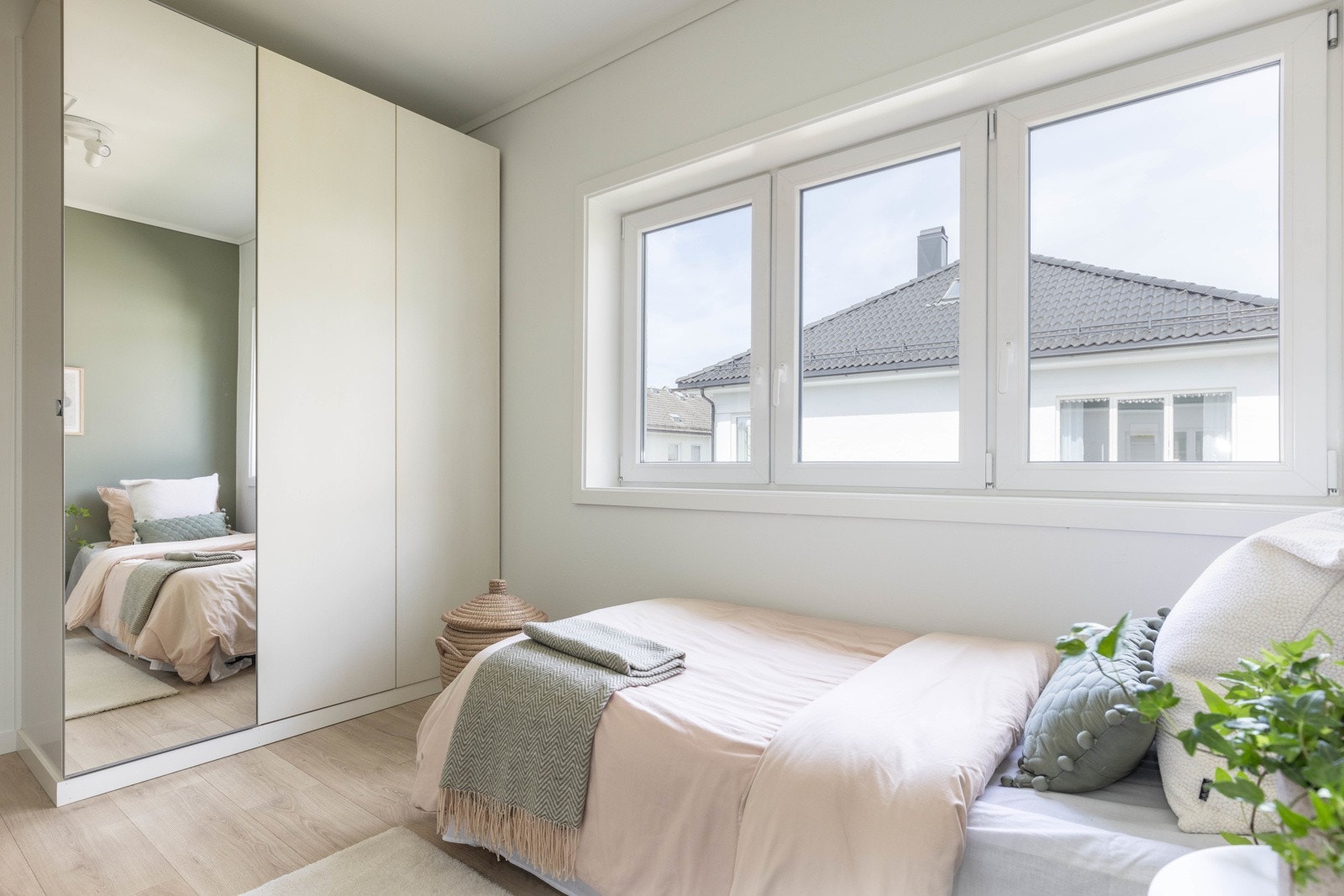 Rikelig med plass til tøy i garderobeskapet Galleribilde