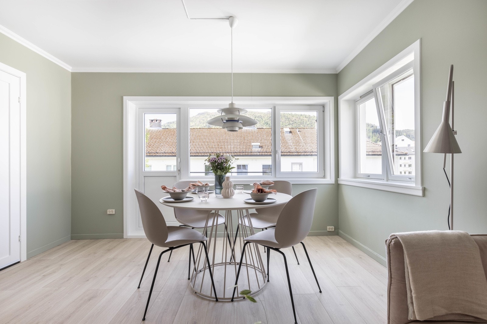 God plass til spisegruppe i stuen - her ligger alt til rette for sosiale sammenkomster med venner og familie Galleribilde