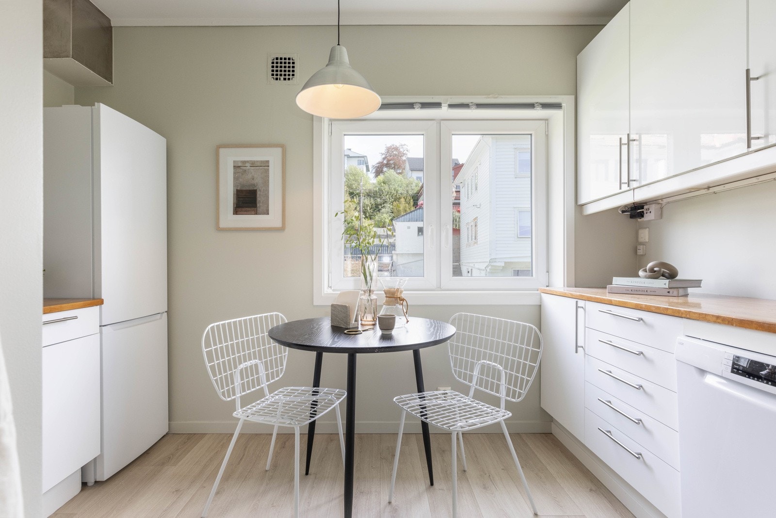 Kjøkkenet er fra IKEA og er pent innredet med hvite glatte fronter og lekker benkeplate i heltre Galleribilde