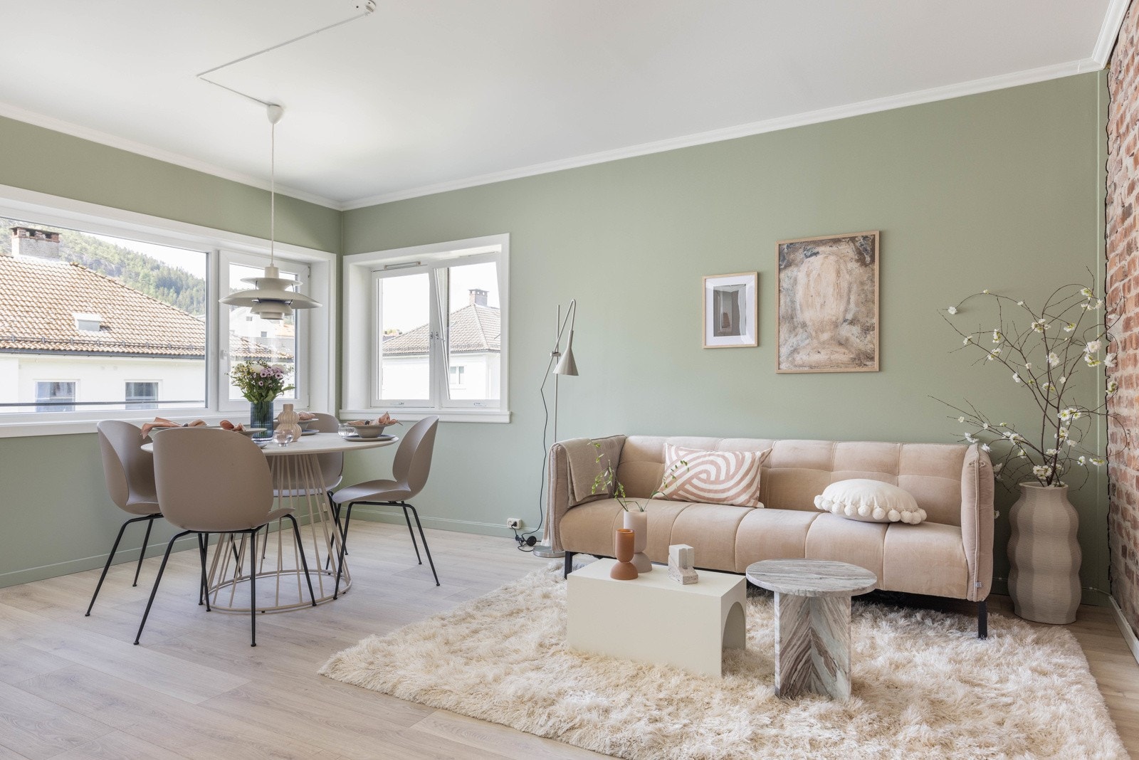 Gangen knytter leiligheten fint sammen, og leder den videre inn til boligens desidert beste rom - den herlige stuen! Galleribilde