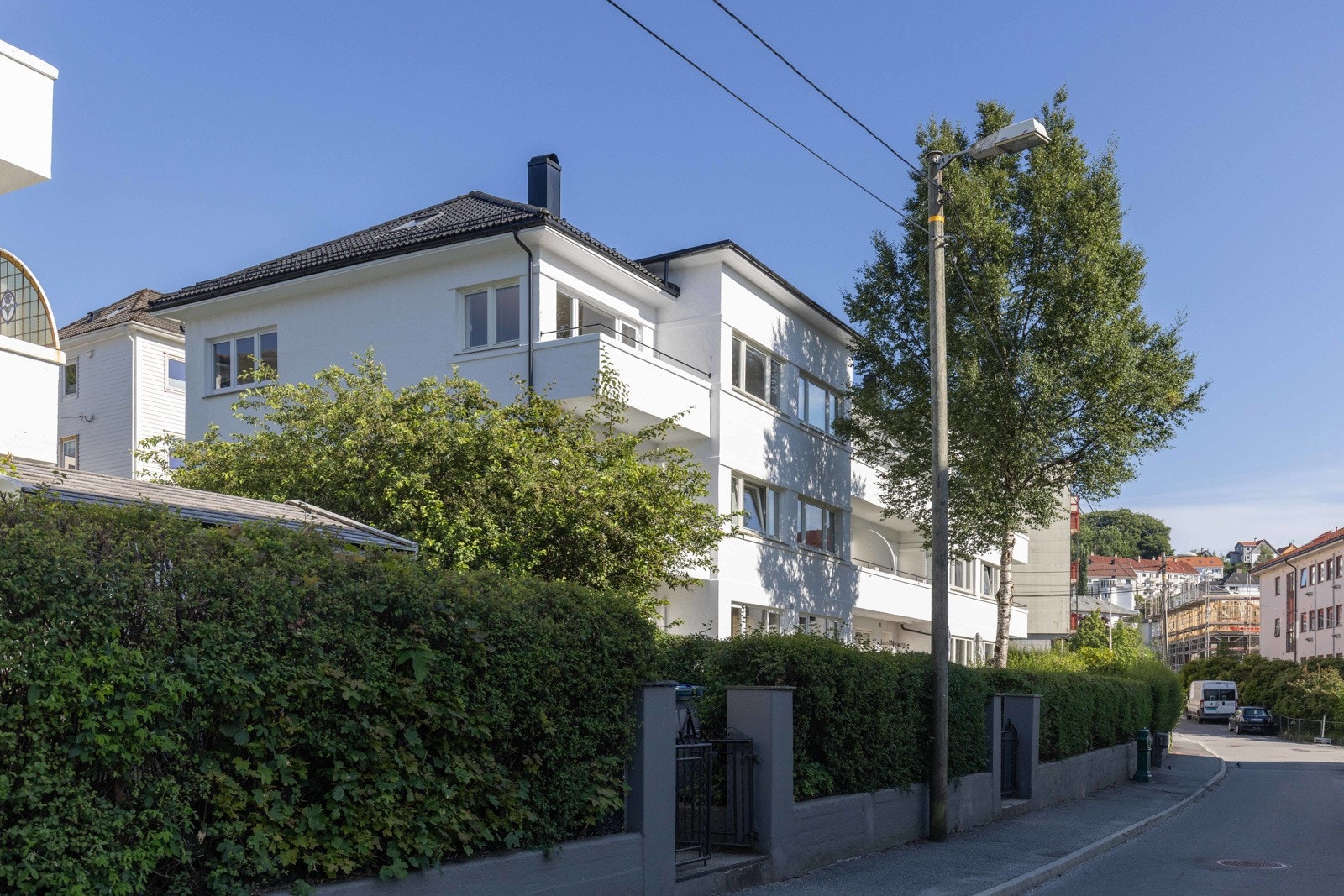 Pent opparbeidet felles tomt med herlige gressplener og flott beplantning Galleribilde