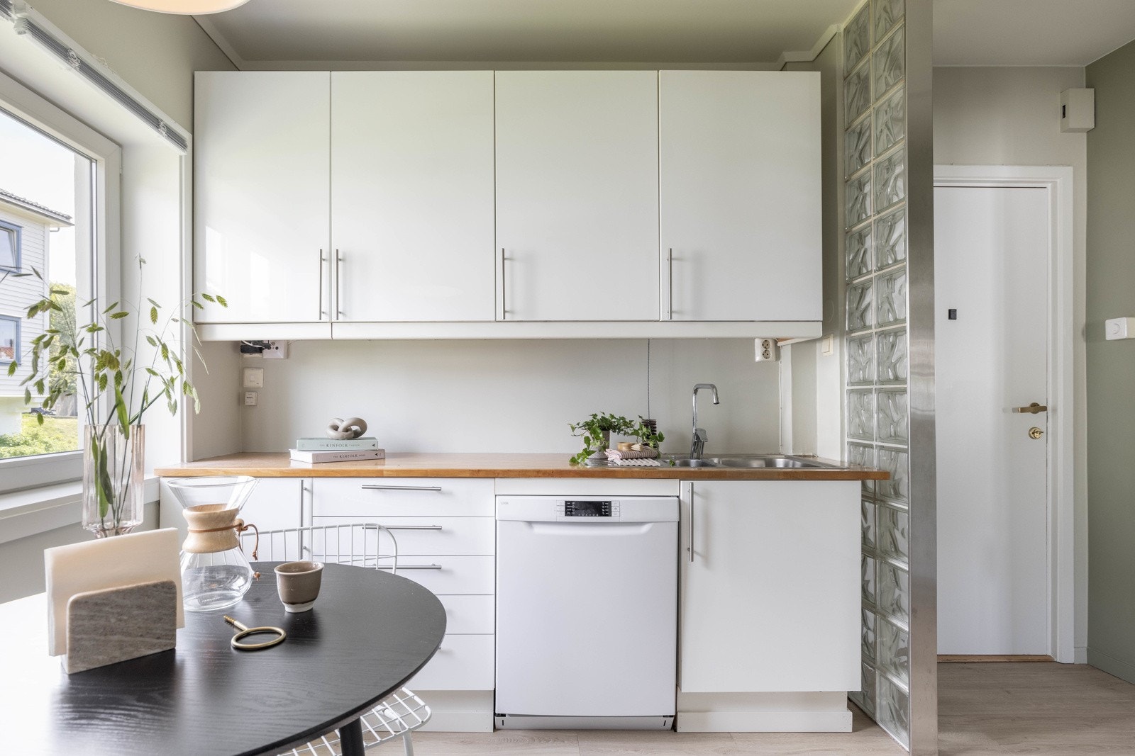 Godt med oppbevaringsplass i skuffer og skap, og benkeplassen legger ingen begrensninger for kokkeleringen Galleribilde