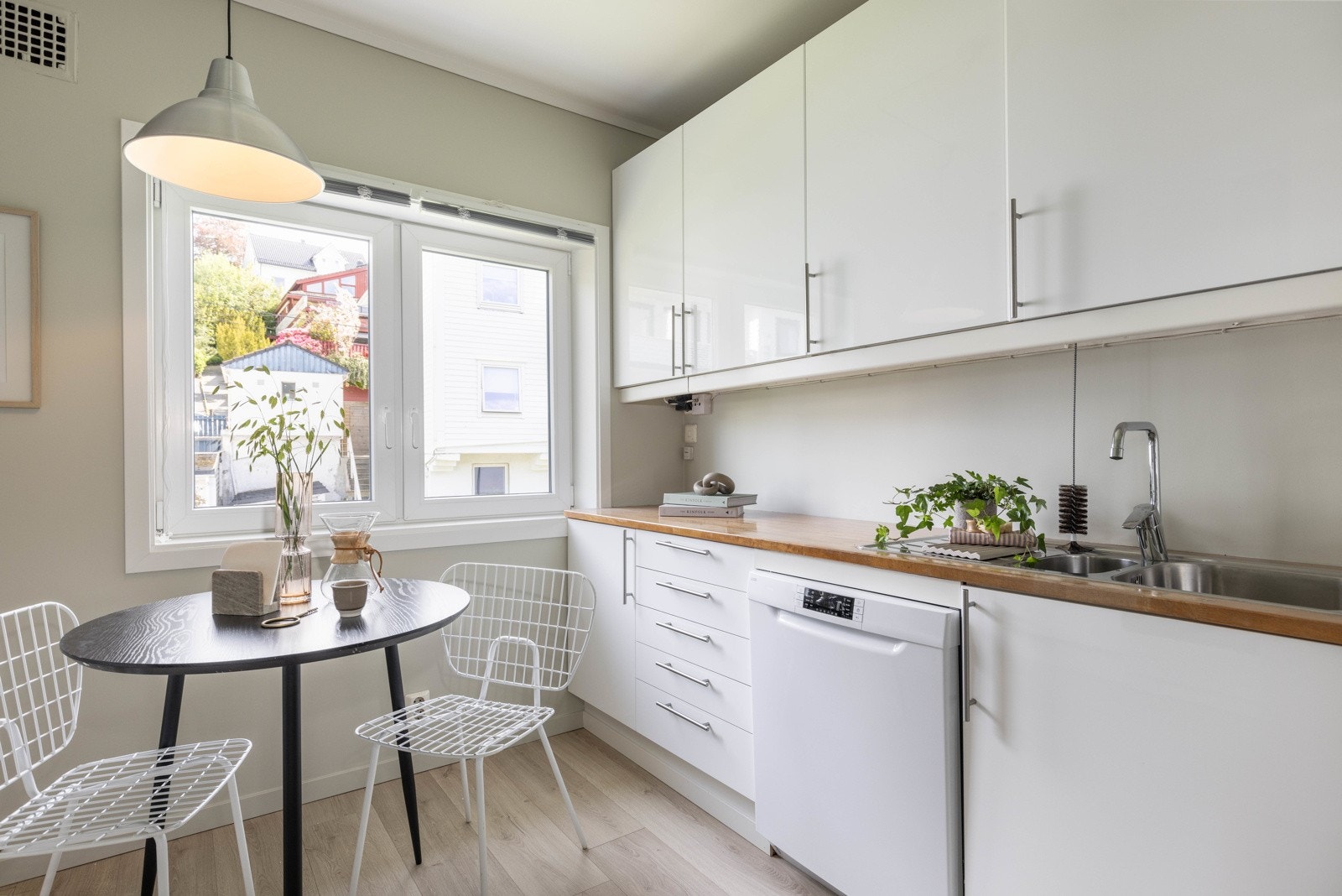 Det er nedfelt stålvask med skyllekum, avrenningsbrett og ett-greps blandebatteri Galleribilde